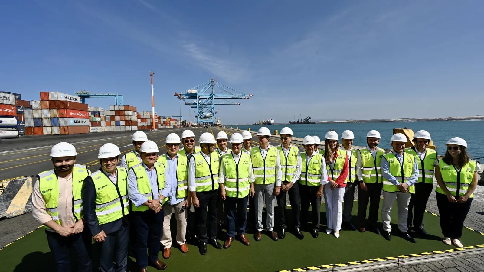Autoridades em coletes de segurança visitam o Porto do Pecém, no Ceará, com contêineres e guindastes ao fundo, em foto de arquivo de 2023 sem relação direta com a obra do data center