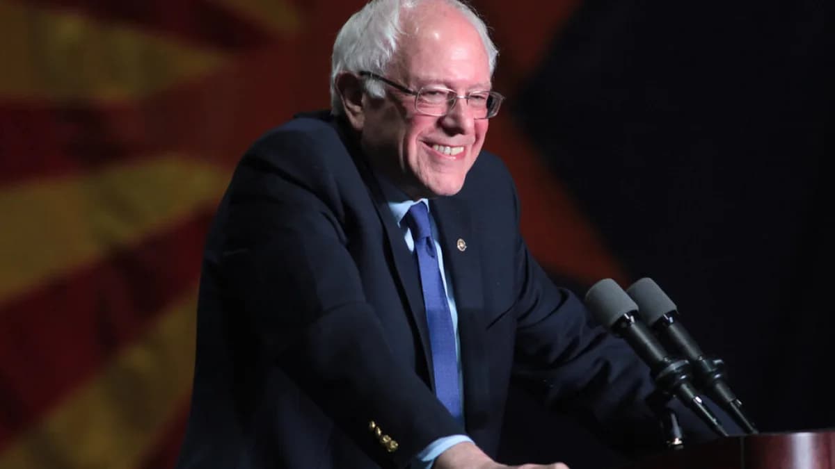 O senador Bernie Sanders discursa em um púlpito com microfones