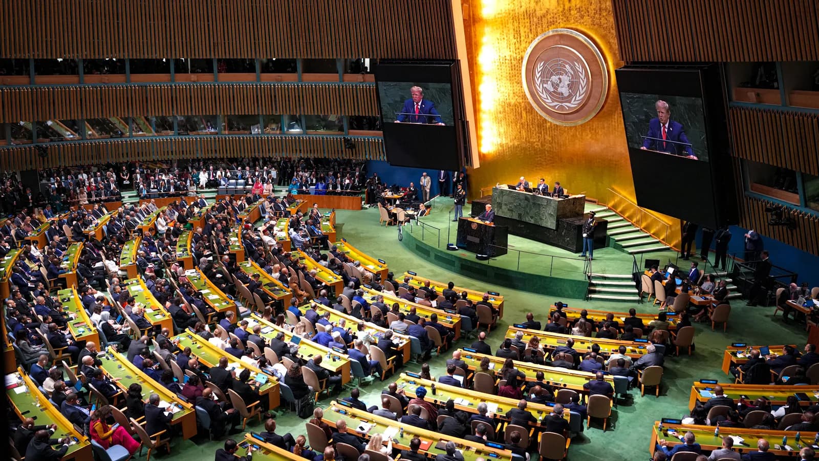 Plenário da Assembleia Geral da ONU em Nova York durante discurso do presidente dos EUA, Donald Trump, exibido em telões
