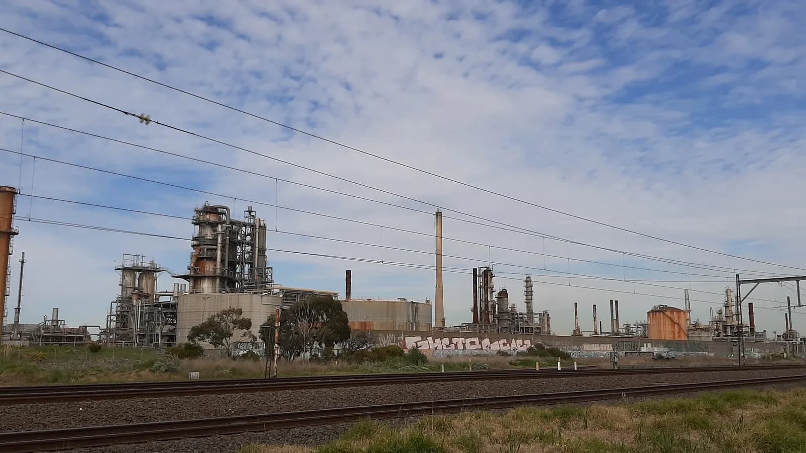 Refinaria de petróleo com tanques e torres de processamento