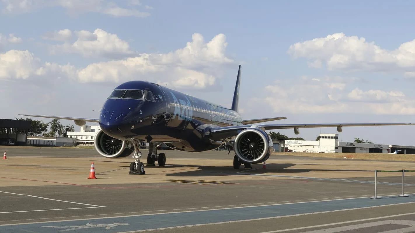 Aeronave Embraer E2, modelo comercial da mesma família afetada pela falha de GPS, estacionada em pista