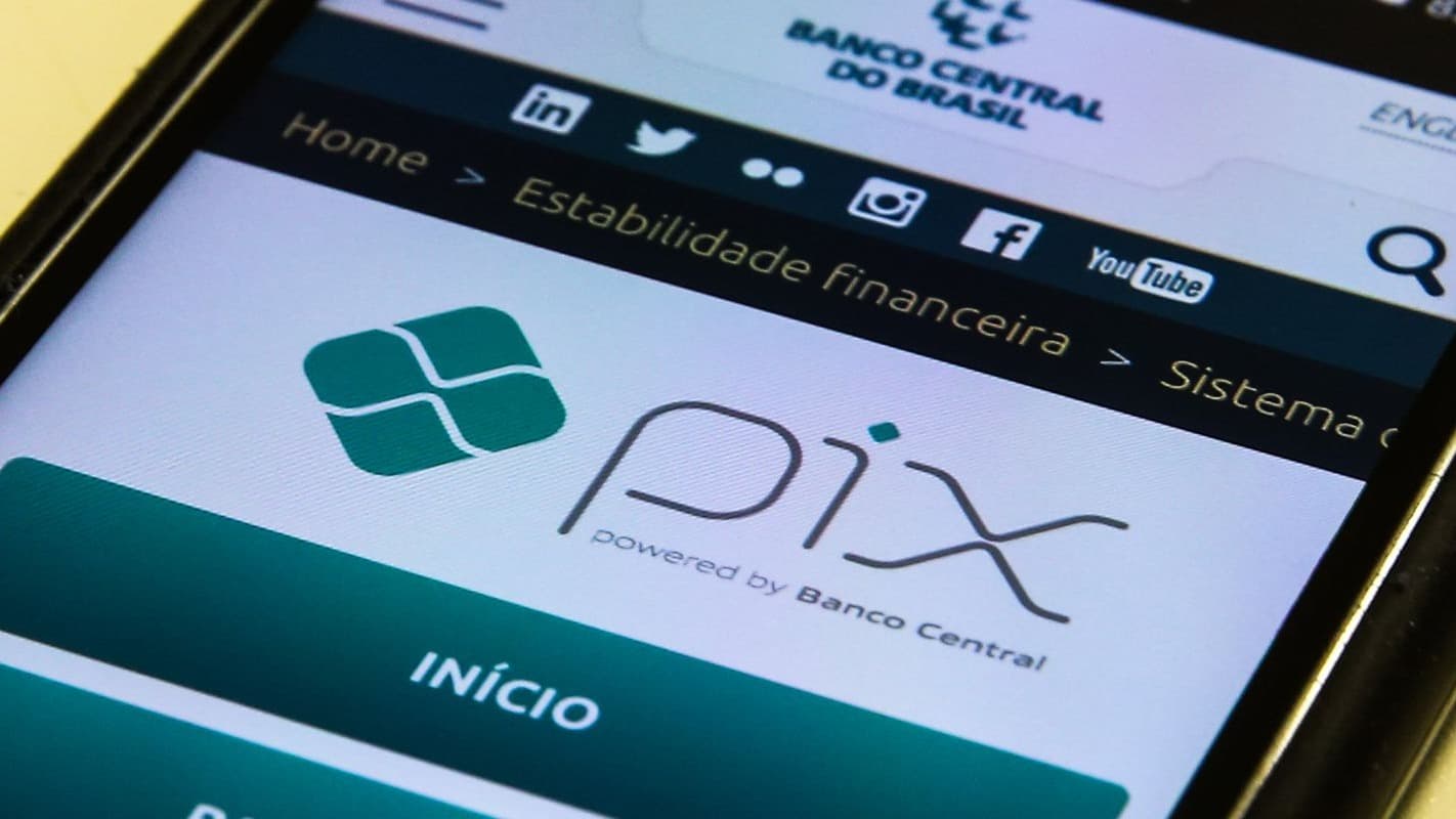 Tela de smartphone mostra página do Pix no site do Banco Central do Brasil