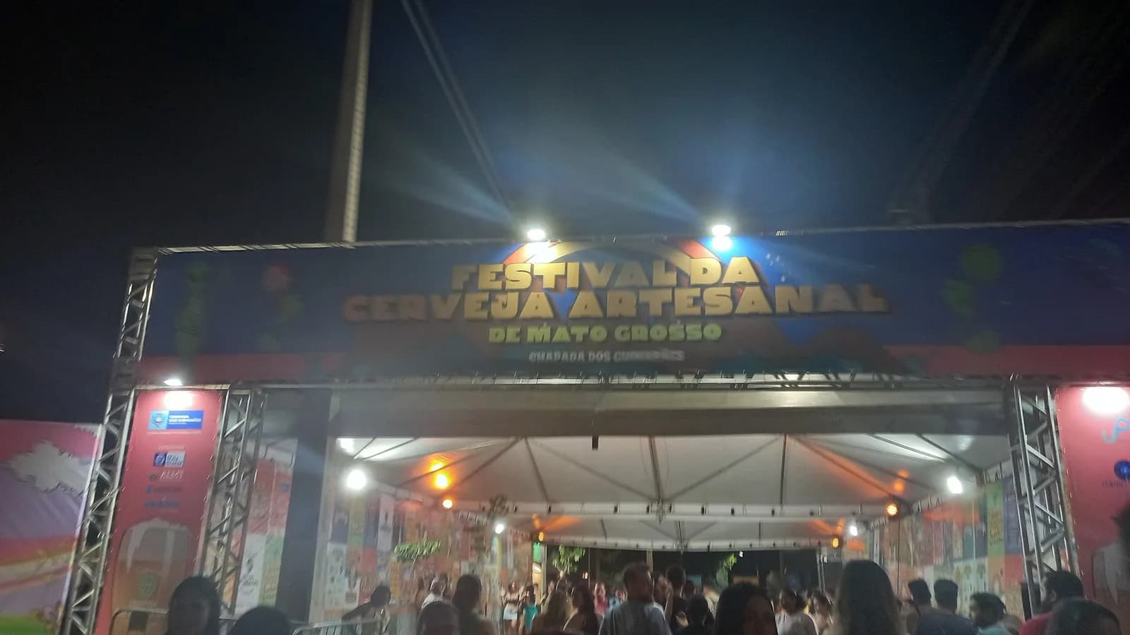 Entrada de festival de cerveja artesanal à noite, com público (imagem ilustrativa de outra edição do gênero)