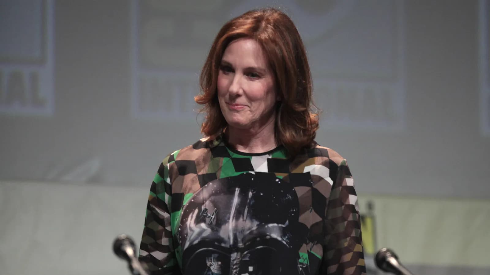 Kathleen Kennedy fala ao microfone em evento (foto de arquivo, San Diego Comic-Con 2015)