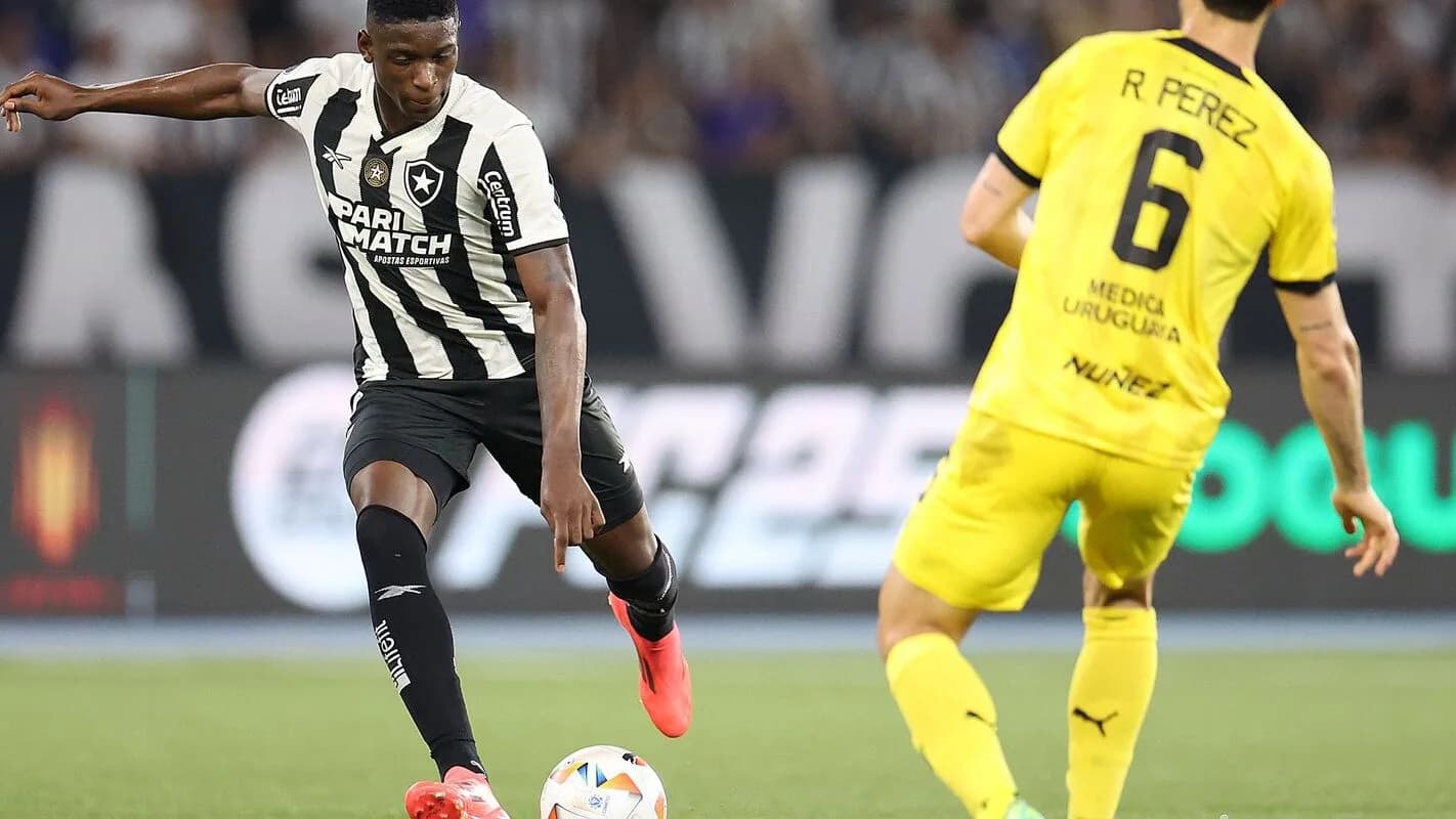 Jogador do Botafogo disputa lance em campo durante partida