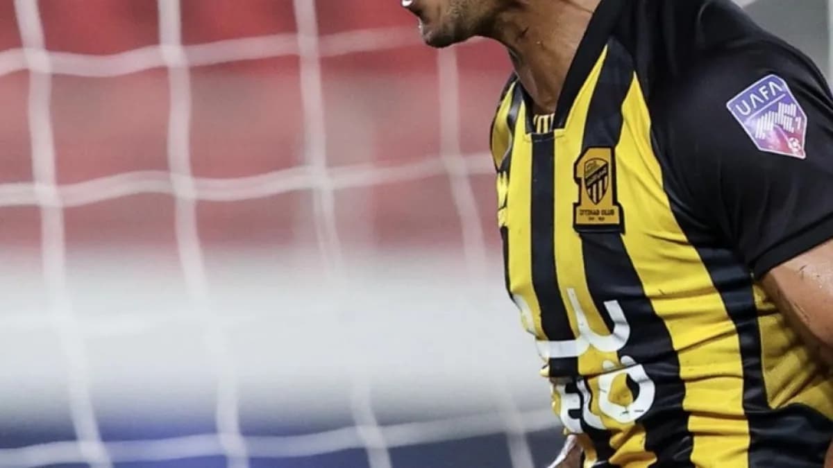 Romarinho comemora gol vestindo uniforme do Al-Ittihad, da Arábia Saudita