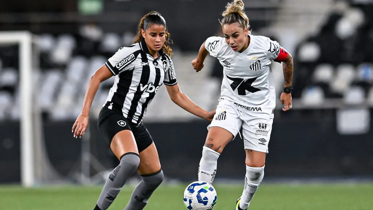 Jogadora do Santos disputa bola em partida do futebol feminino