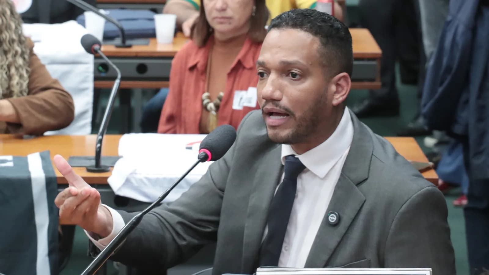 Deputado federal Rick Azevedo fala em audiência pública na Câmara dos Deputados