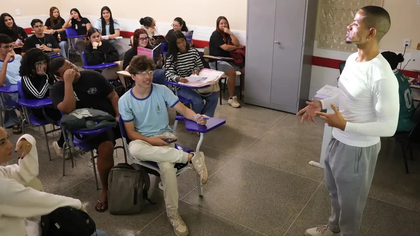 Candidatos em sala de aula aguardam o início de prova de concurso público