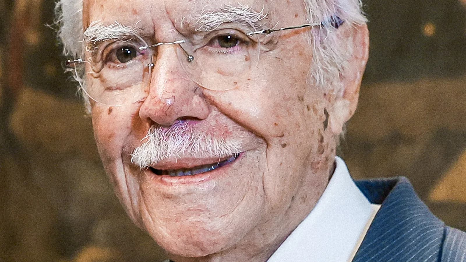 Retrato de José Sarney sorrindo, de terno cinza e gravata