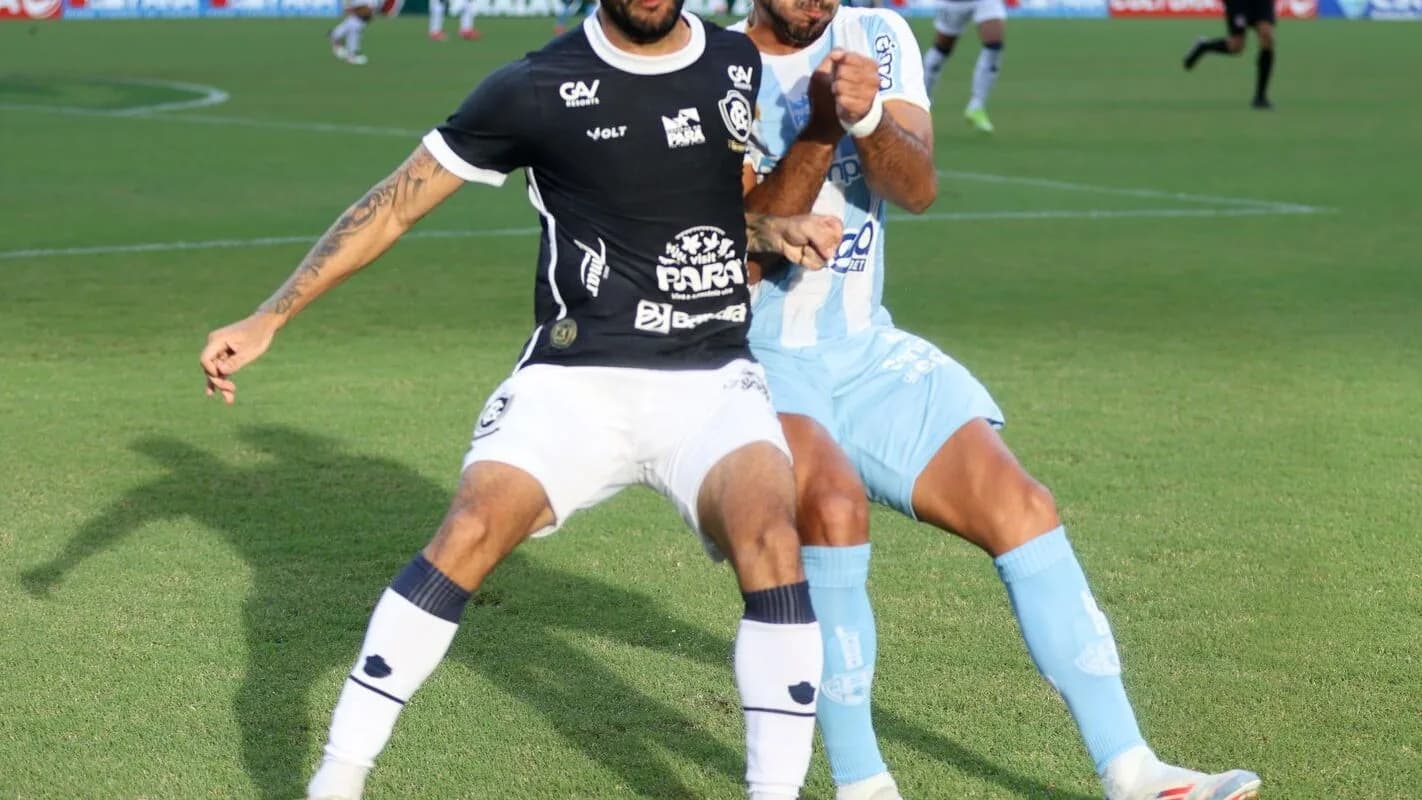 Jogador do Remo disputa a bola com adversário durante partida no Pará