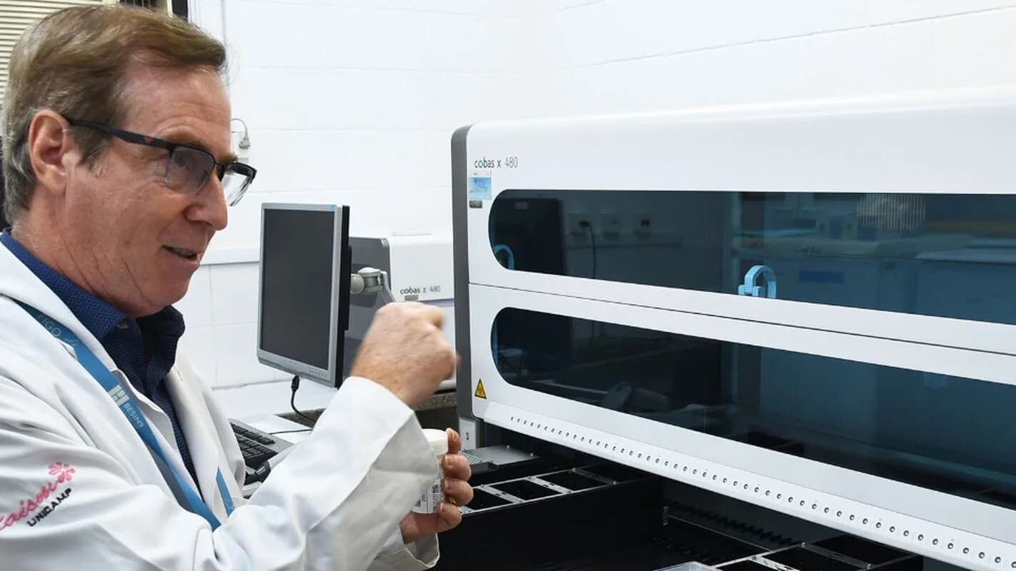 Profissional de saúde em laboratório de oncologia, foto ilustrativa