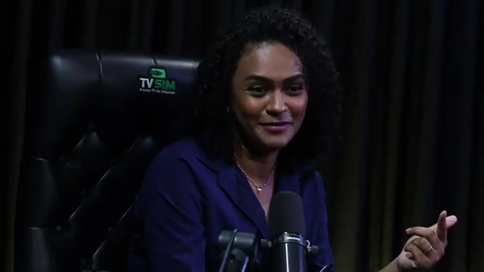 Natália Cordeiro sorri e gesticula durante entrevista ao Encampos Podcast
