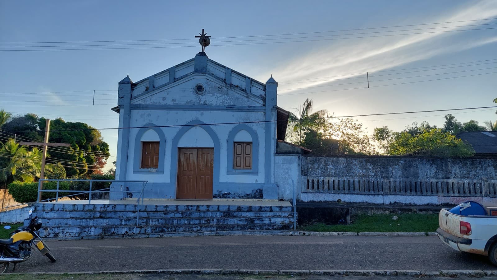 Fachada da Igreja Matriz de Itupiranga, no Pará, ao entardecer, com fiação elétrica cruzando o céu, em foto de arquivo