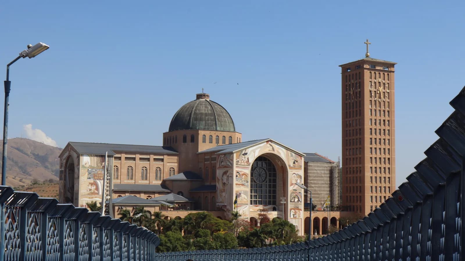 Fachada da Basílica de Nossa Senhora Aparecida, em Aparecida (SP), vista da passarela de acesso