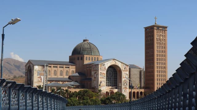 Fachada da Basílica de Nossa Senhora Aparecida, em Aparecida (SP), vista da passarela de acesso