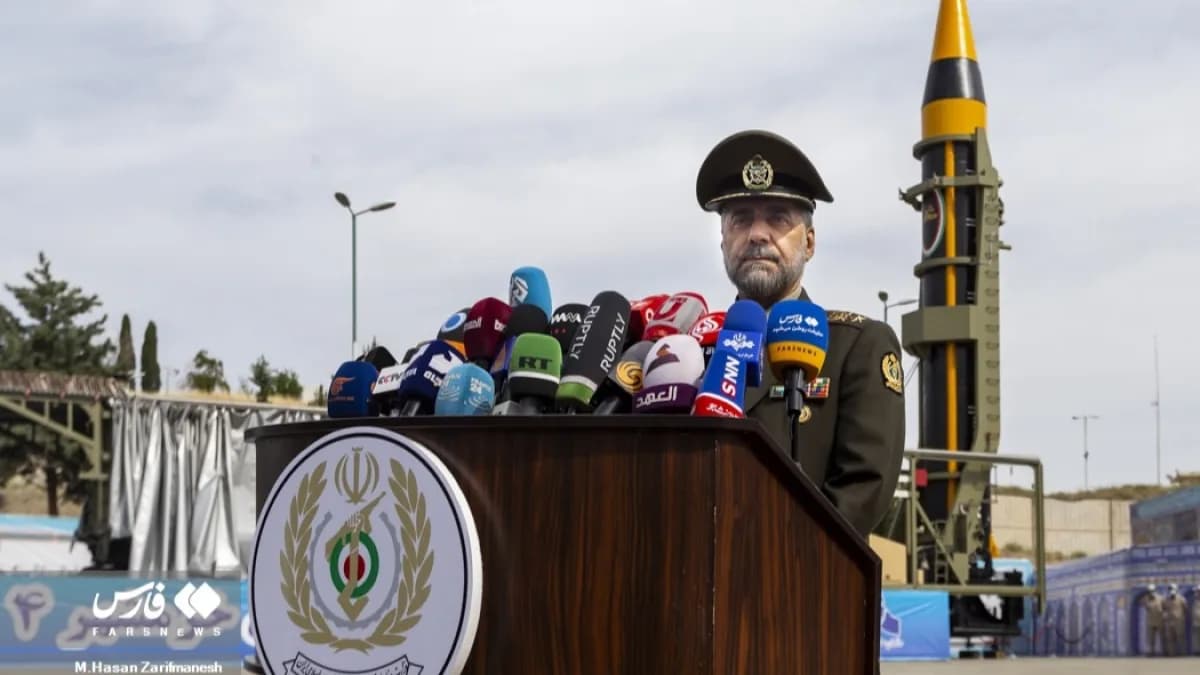 General iraniano discursa em coletiva de imprensa com míssil balístico Khorramshahr-4 ao fundo