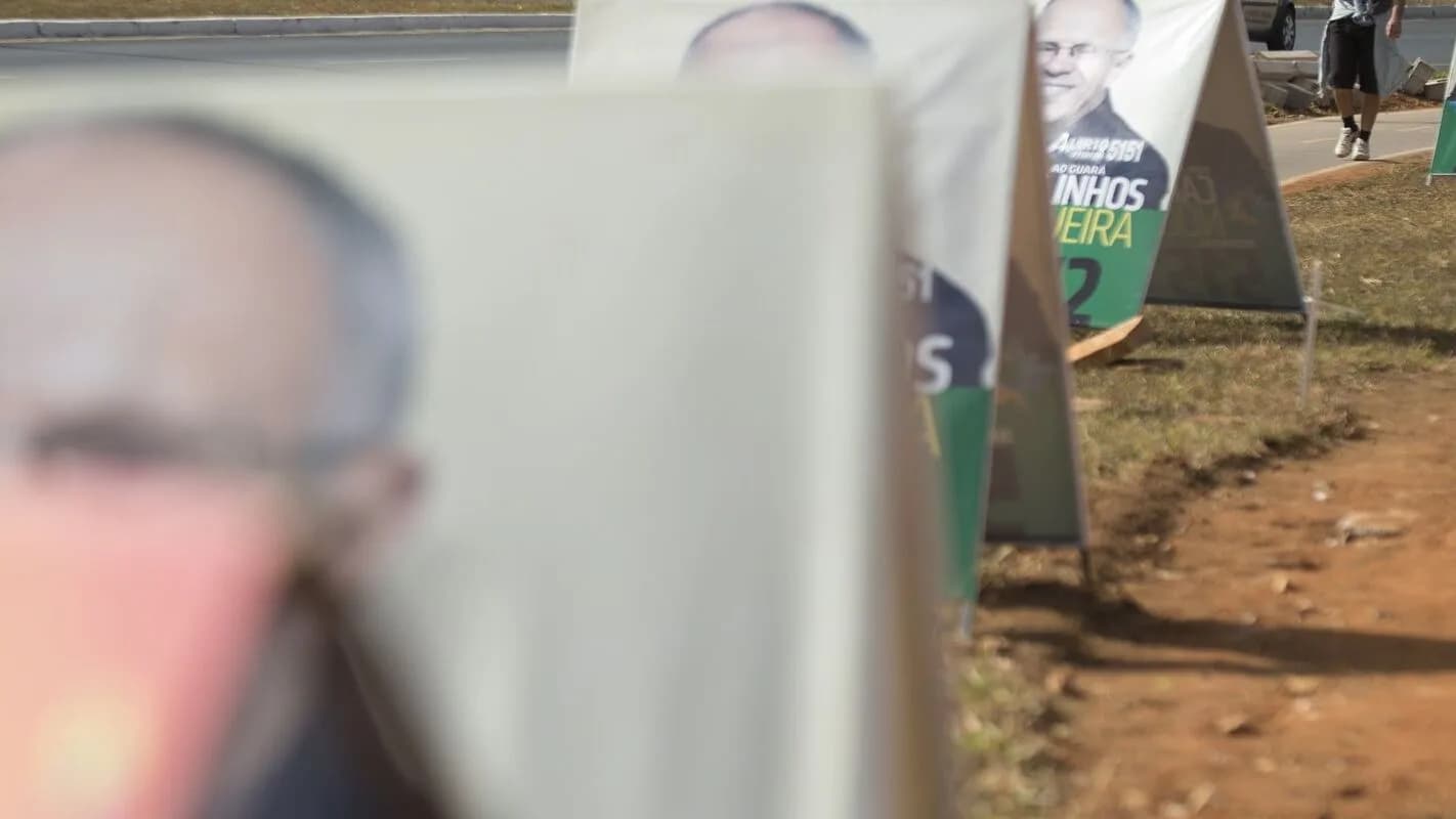 Faixas e cartazes de propaganda eleitoral nas ruas, foto de arquivo