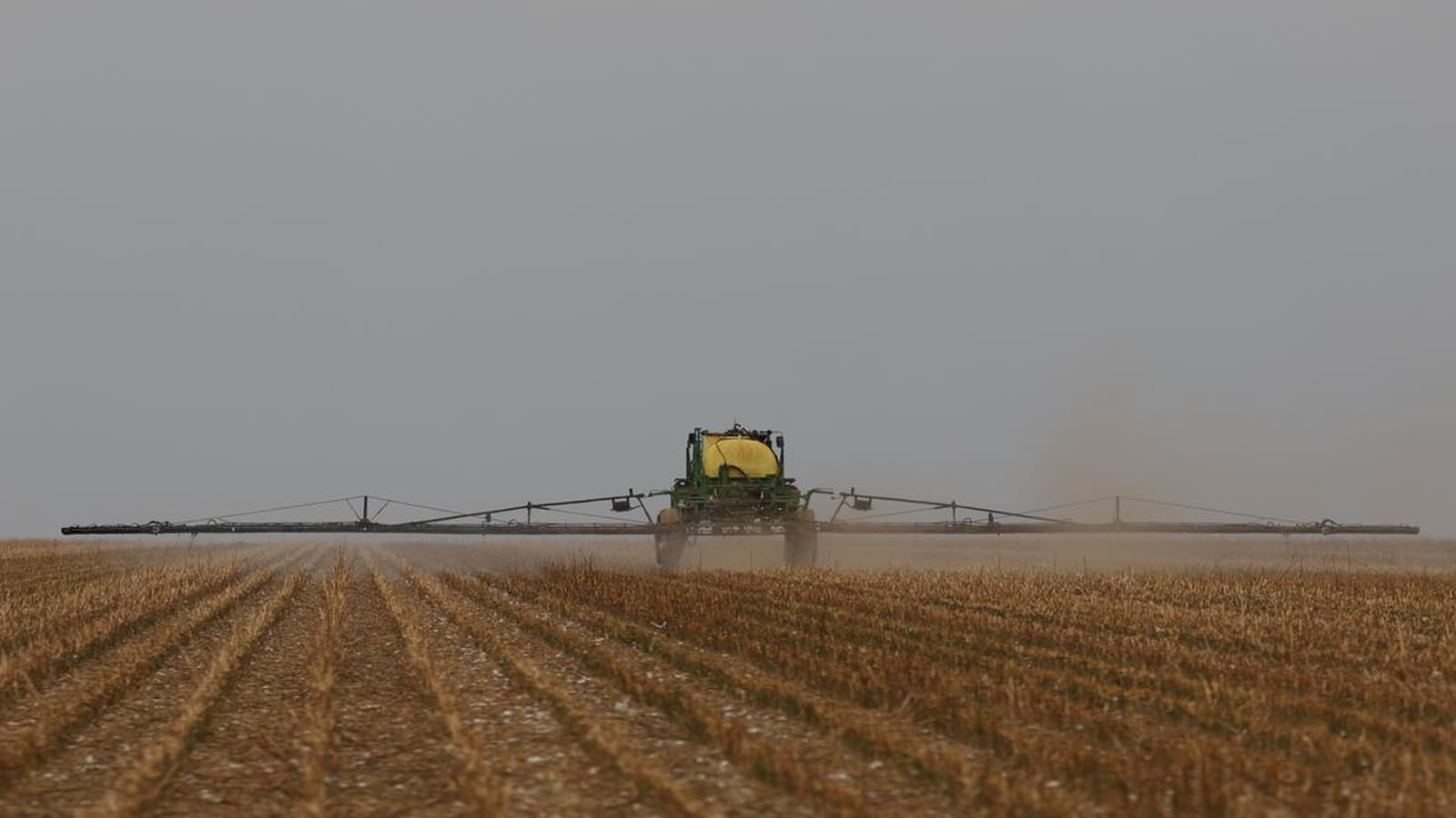 Máquina agrícola trabalha em fazenda de cultivo de soja em Balsas, no Maranhão; imagem de arquivo
