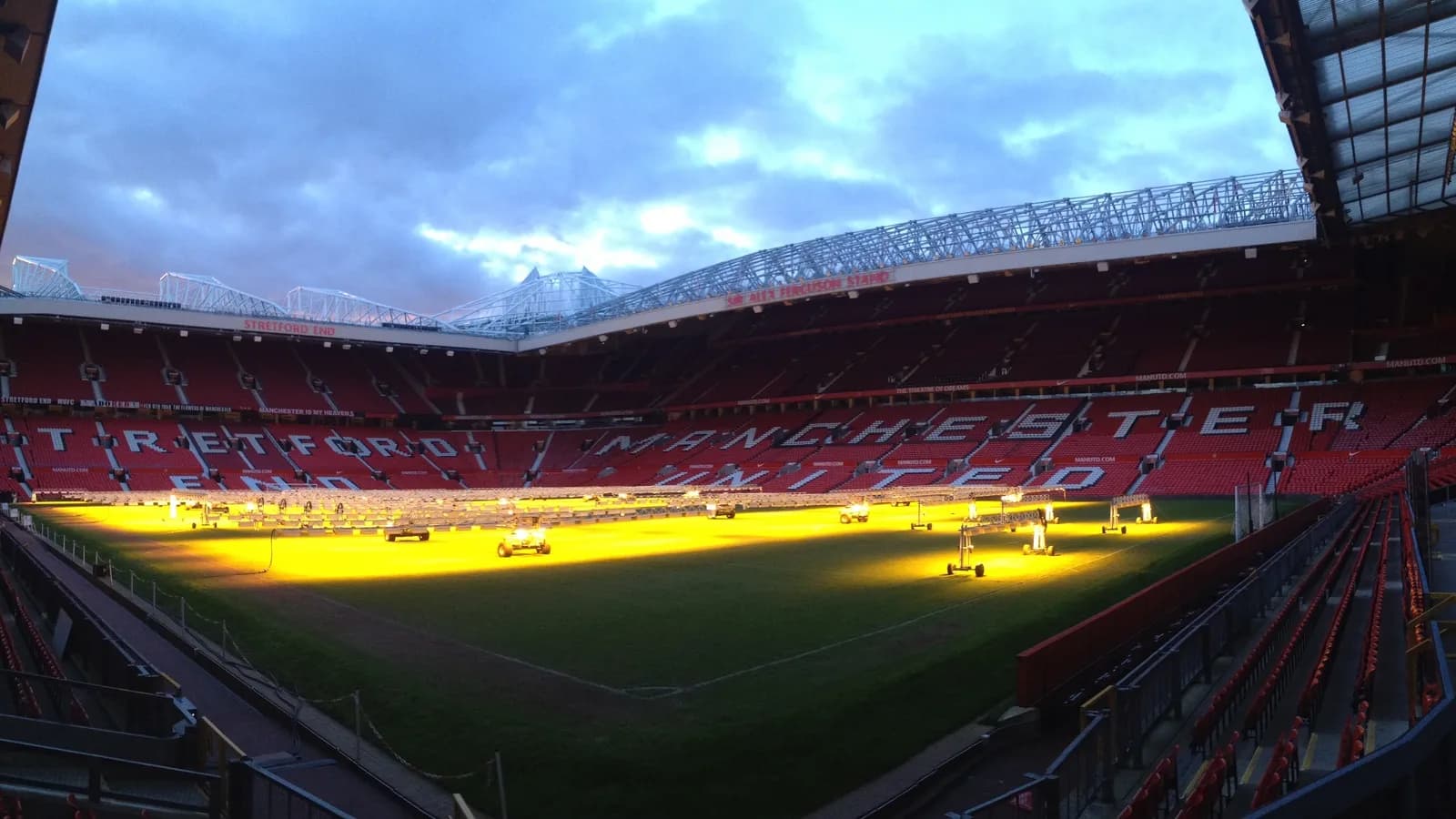 Vista aérea do estádio Old Trafford, do Manchester United, à noite
