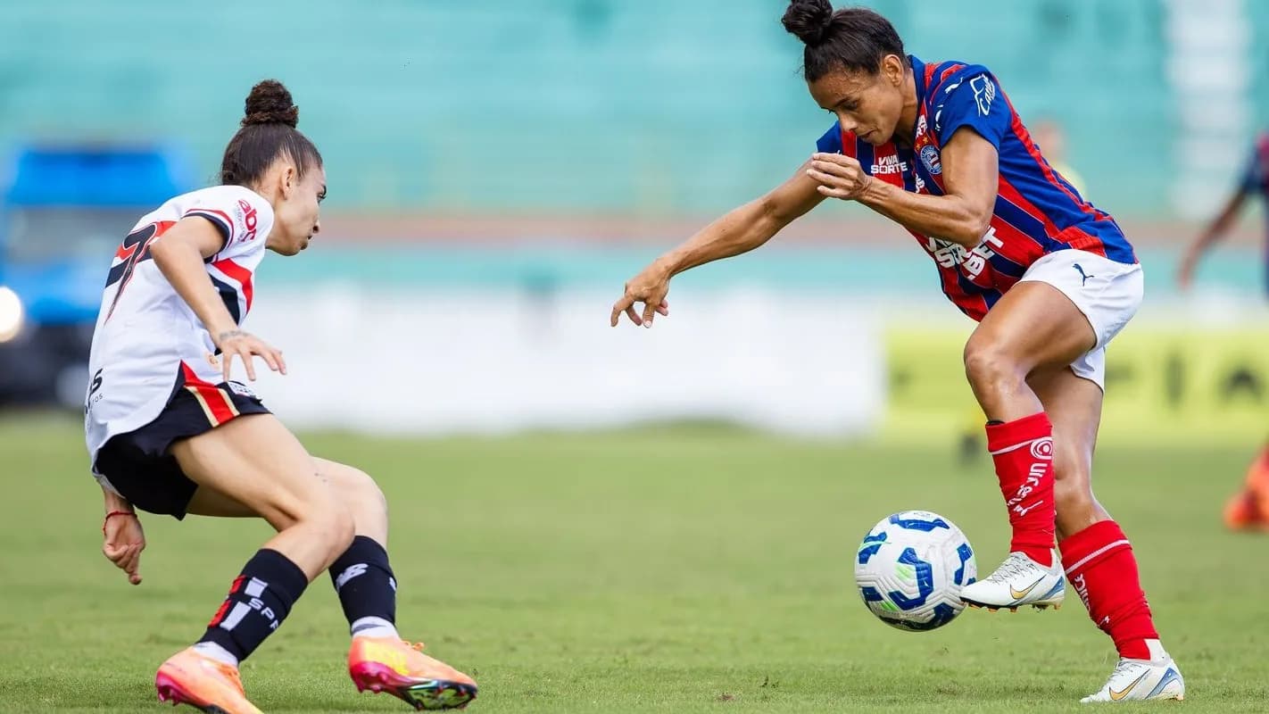 Jogadora do Bahia disputa a bola com adversária do São Paulo em partida do Brasileirão Feminino (foto de arquivo)