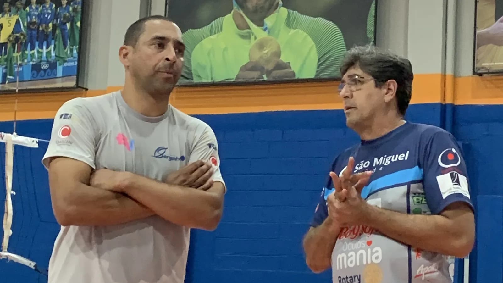 Dirigentes das equipes de base do Suzano Vôlei nas quadras do clube