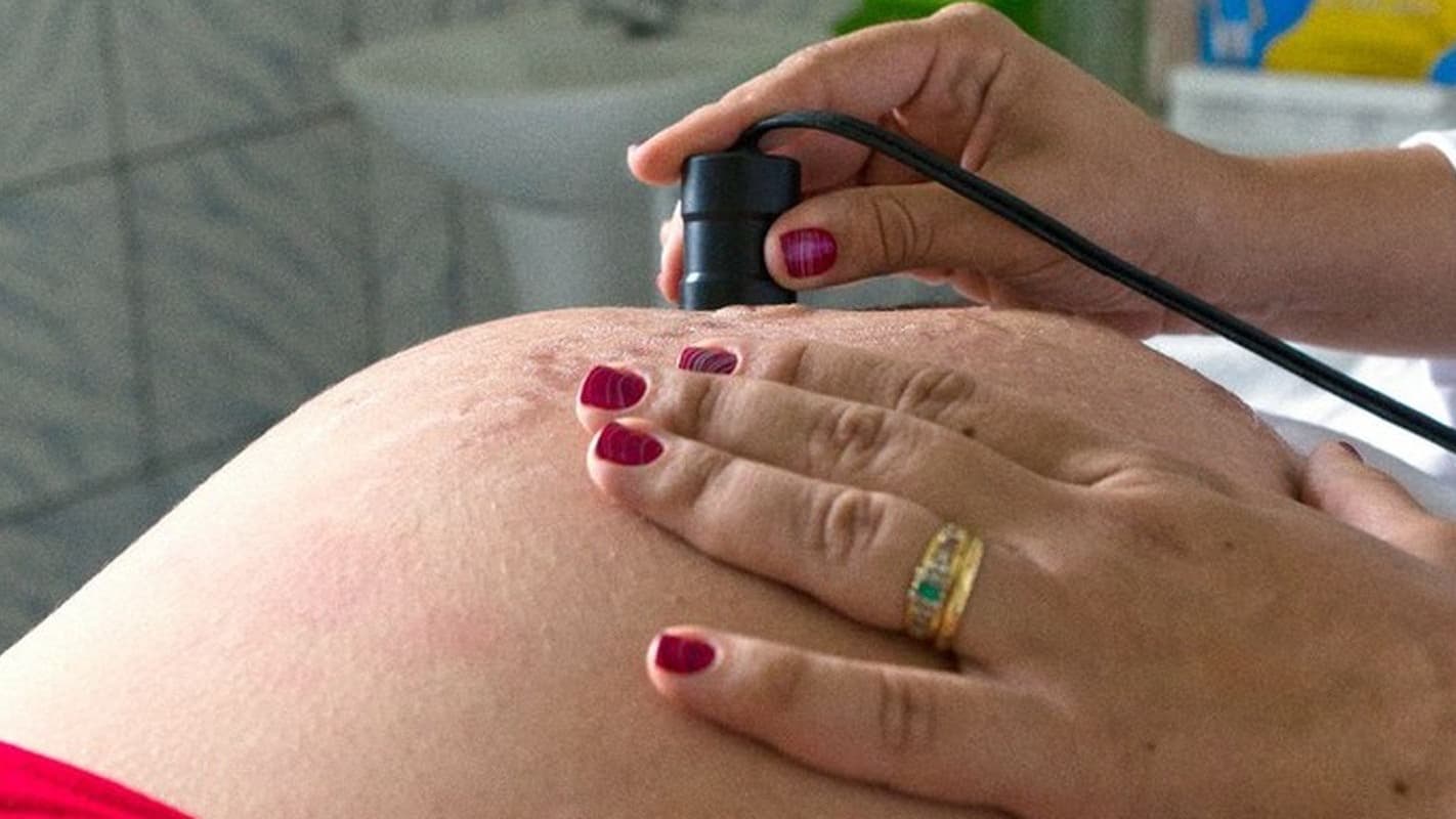 Gestante faz exame de pré-natal com aparelho de doppler obstétrico no abdômen