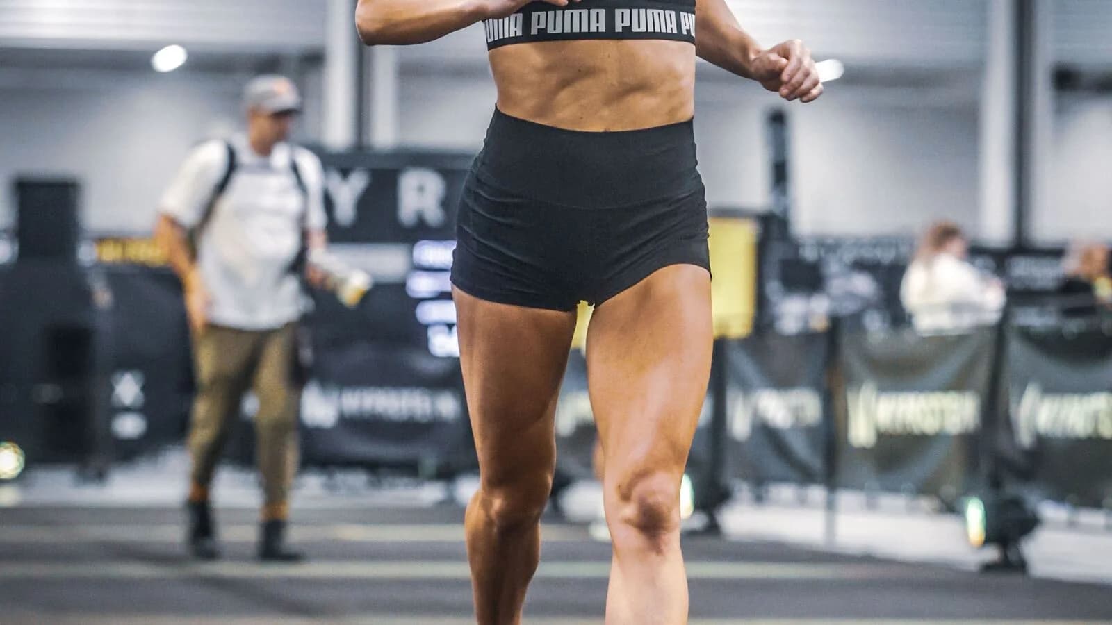 Atleta corre em prova de Hyrox em ambiente fechado (imagem de arquivo, sem relação direta com o caso relatado)
