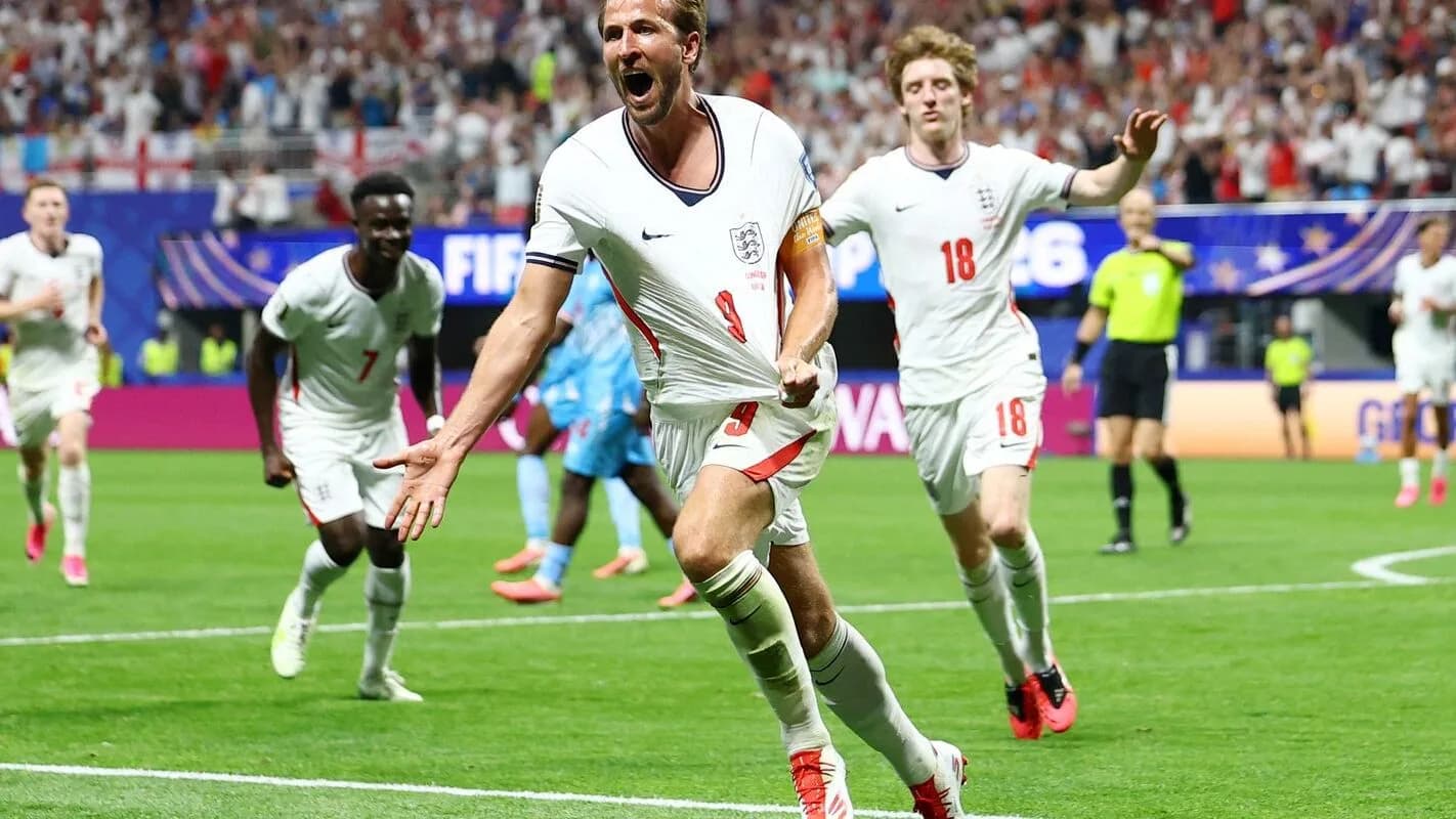 Harry Kane comemora gol com a camisa da seleção inglesa