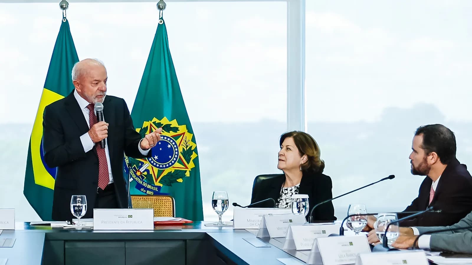 Lula discursa ao microfone em cerimônia oficial no Palácio do Planalto, em foto de arquivo
