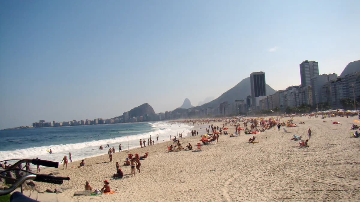 Vista geral da praia de Copacabana, no Rio de Janeiro