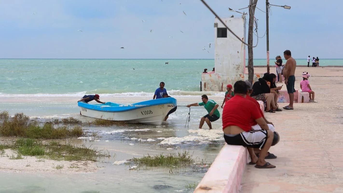 Moradores retiram embarcação da praia com a aproximação do furacão Isaias, que avança pelo Golfo do México