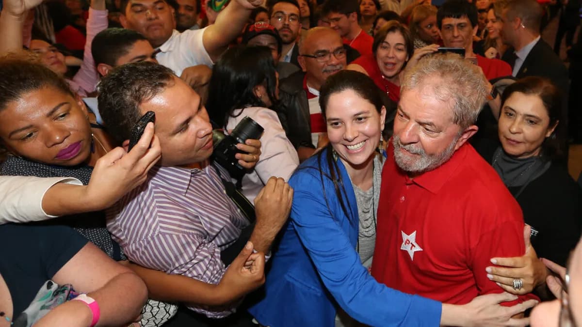 Lula é cercado por eleitoras e apoiadores em ato de campanha