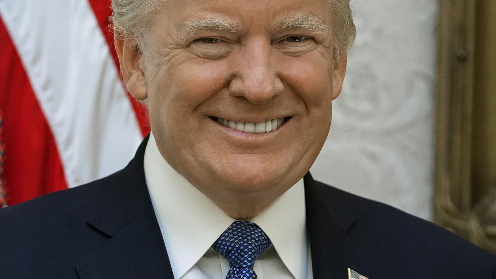 Retrato oficial do presidente dos Estados Unidos, Donald Trump, sorrindo em frente à bandeira americana