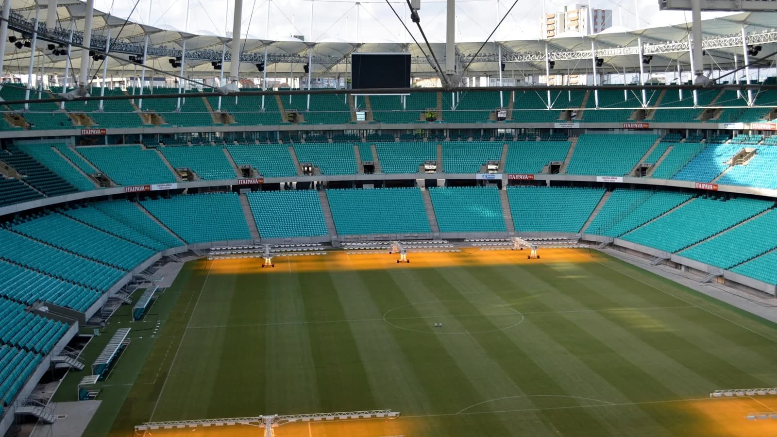 Interior da Arena Fonte Nova, em Salvador, com o gramado vazio