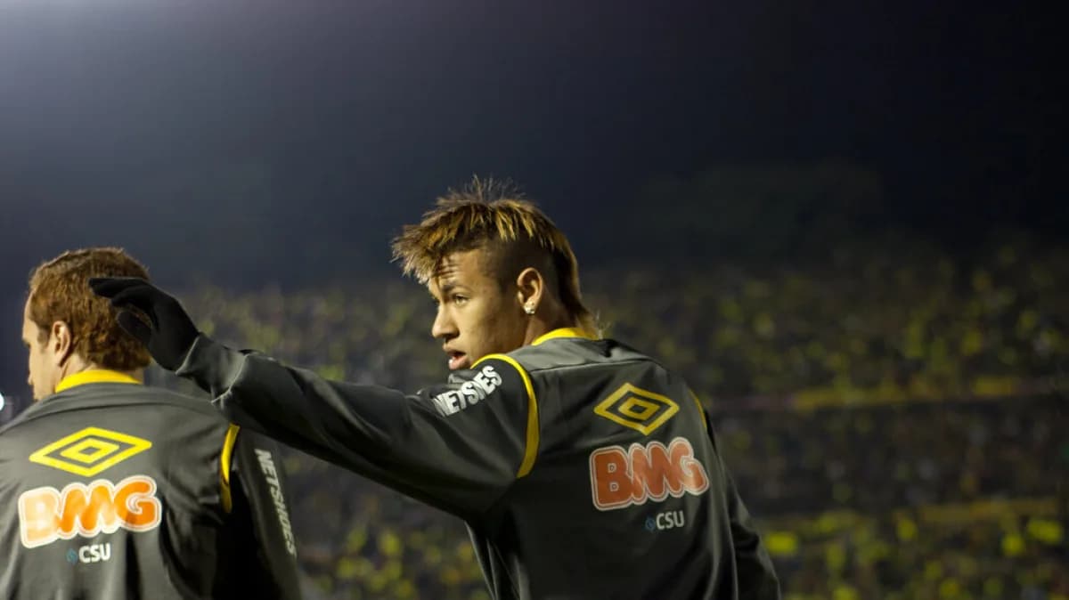 Neymar em treino com o uniforme do Santos