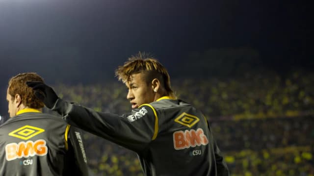 Neymar em treino com o uniforme do Santos