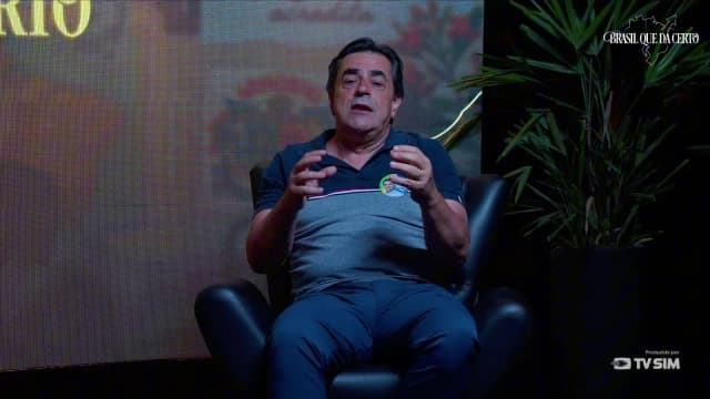 Domingos Sávio ergue as duas mãos ao explicar propostas durante a entrevista ao programa Brasil que Dá Certo.