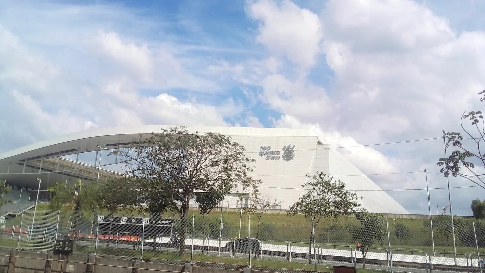 Vista externa da Neo Química Arena, estádio do Corinthians, a partir do trem do metrô