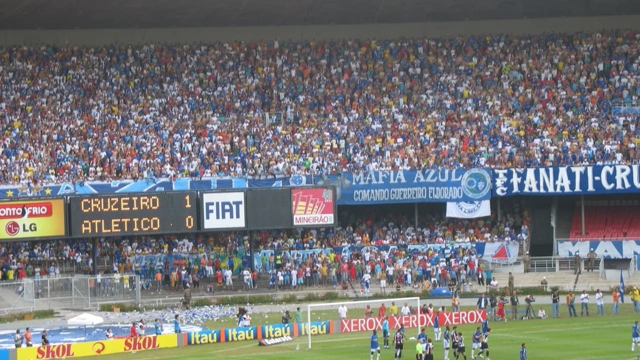 Torcida do Cruzeiro lotando as arquibancadas do Mineirão durante partida do time