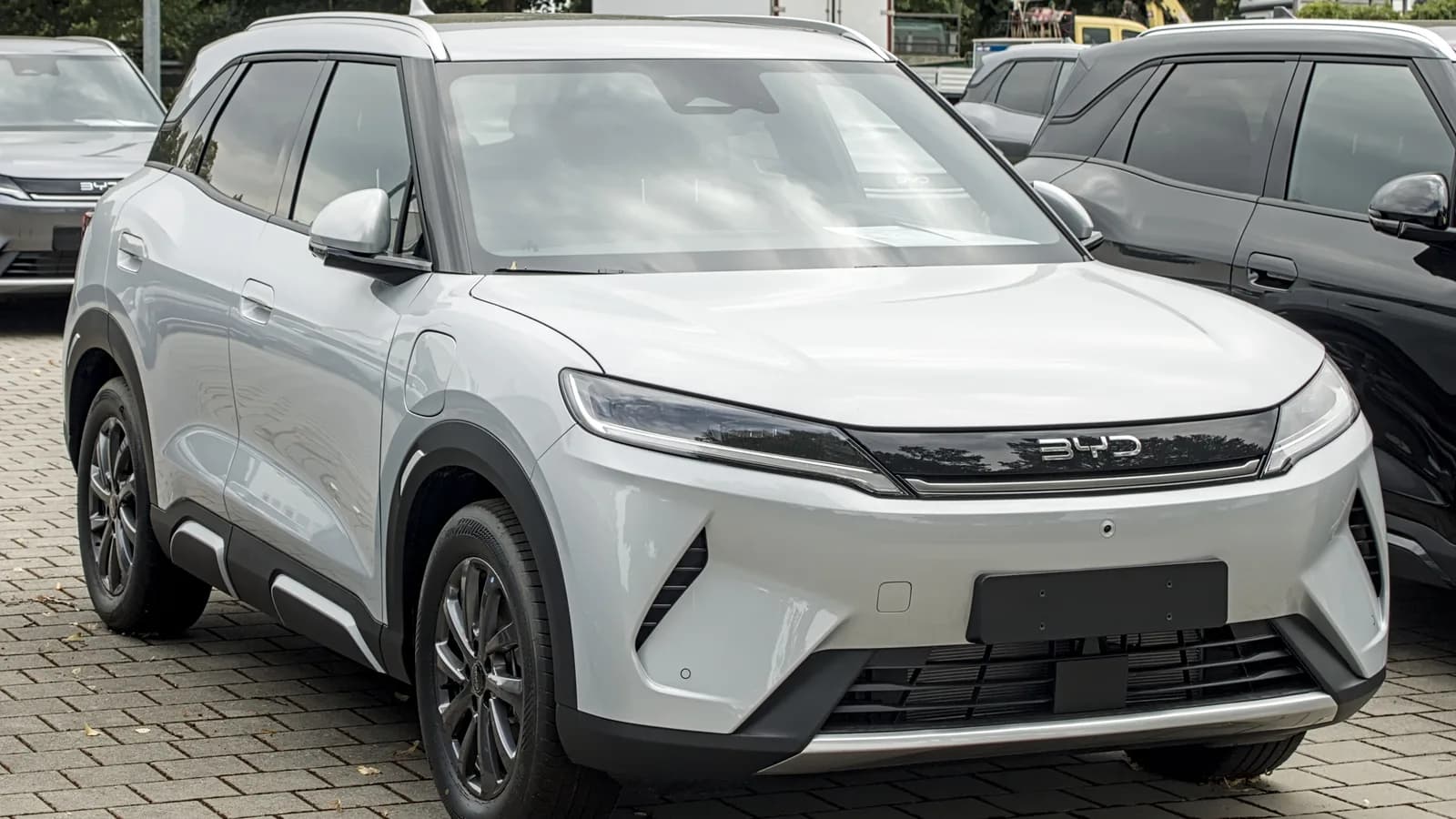 BYD Atto 2 branco visto de frente em estacionamento, com a logo da marca em destaque na grade
