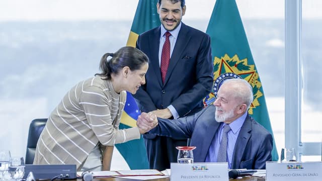 Jorge Messias, advogado-geral da União, cumprimenta convidada ao lado do presidente Lula em reunião no Planalto (foto de arquivo, junho de 2024)