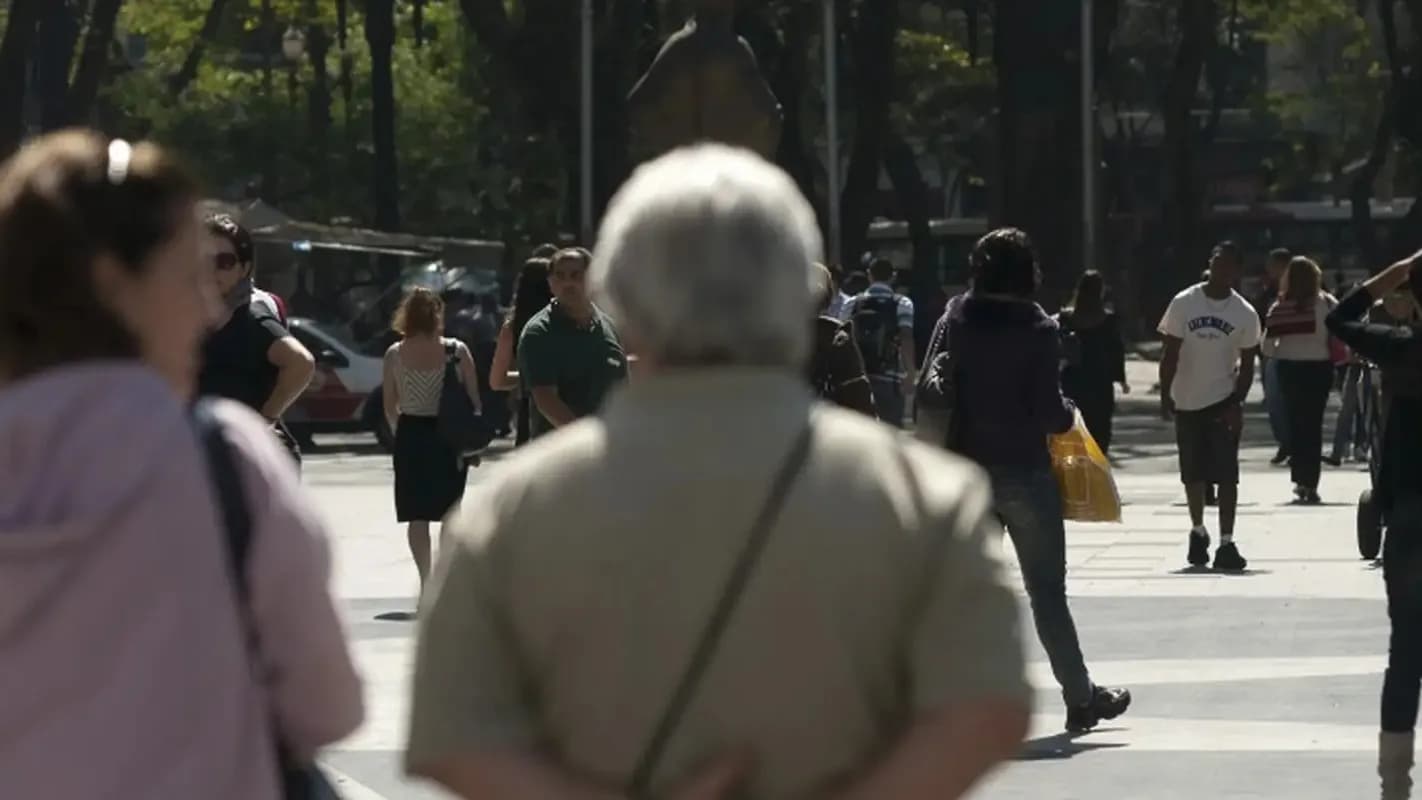 Pessoas idosas caminhando em espaço público
