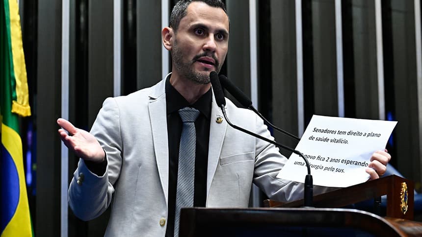Senador Cleitinho Azevedo discursa na tribuna do Senado Federal com as mãos gesticulando