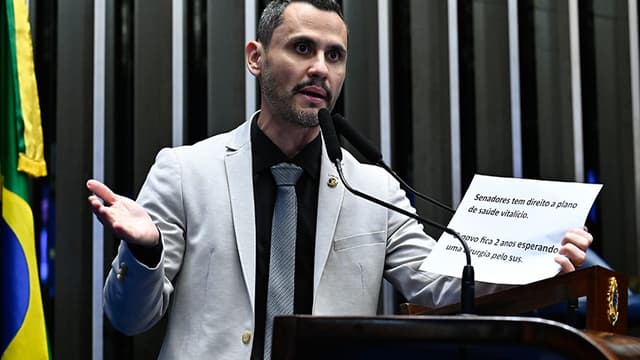 Senador Cleitinho Azevedo discursa na tribuna do Senado Federal com as mãos gesticulando