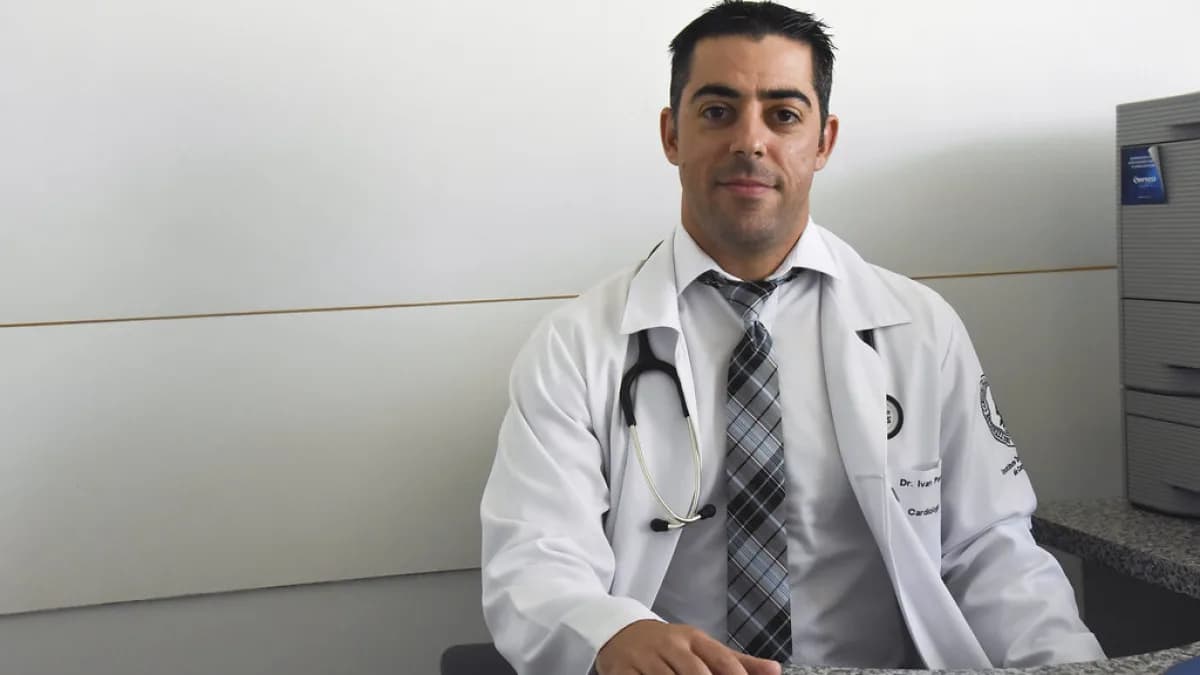 Médico em consultório, em foto de arquivo ilustrativa sem relação com o caso
