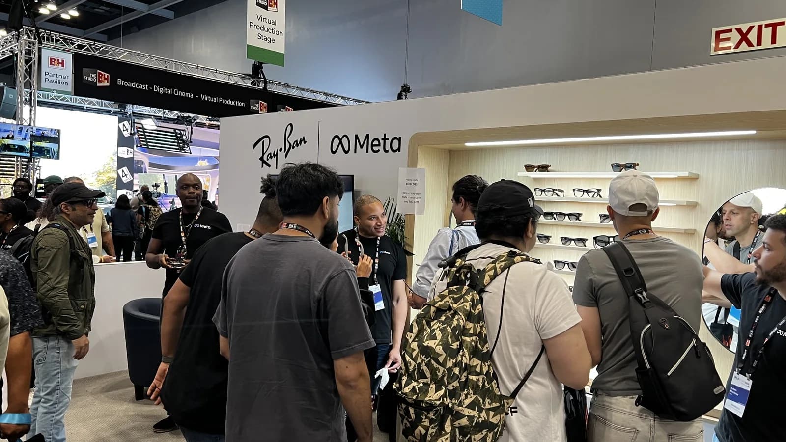 Estande da Ray-Ban Meta com pessoas conferindo os óculos inteligentes na Bild Expo