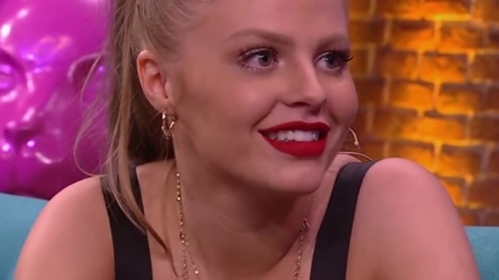Luísa Sonza sorrindo durante participação em programa de TV (foto de arquivo)