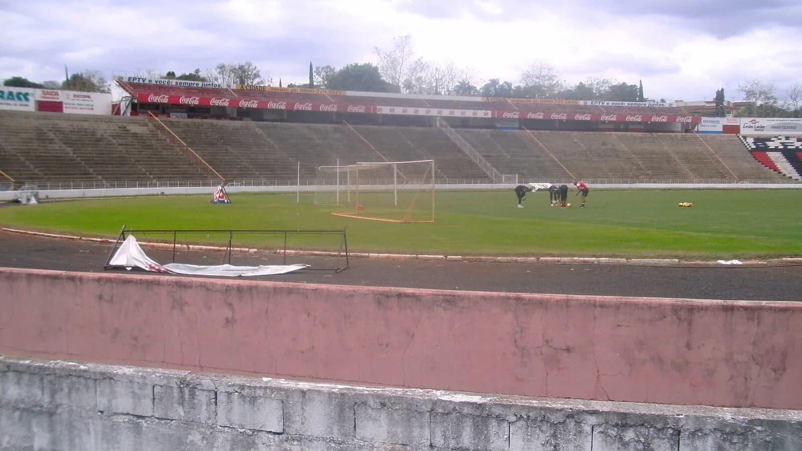 Vista geral do gramado e arquibancadas do Estádio Santa Cruz, em Ribeirão Preto, casa do Botafogo-SP