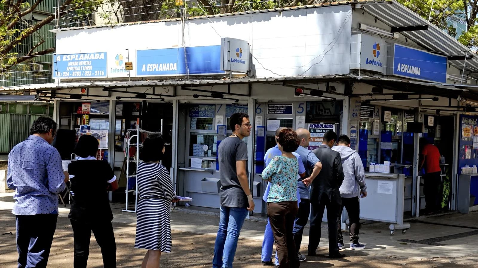 Fila de pessoas em frente a uma casa lotérica em Brasília